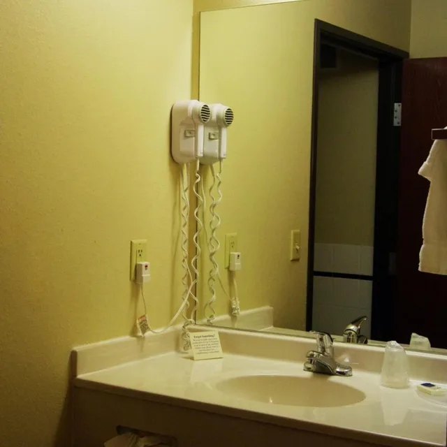 جناح سوبيريور بسرير كينج بغرفة نوم واحدة، Red Lion Inn & Suites Grimes 1/2