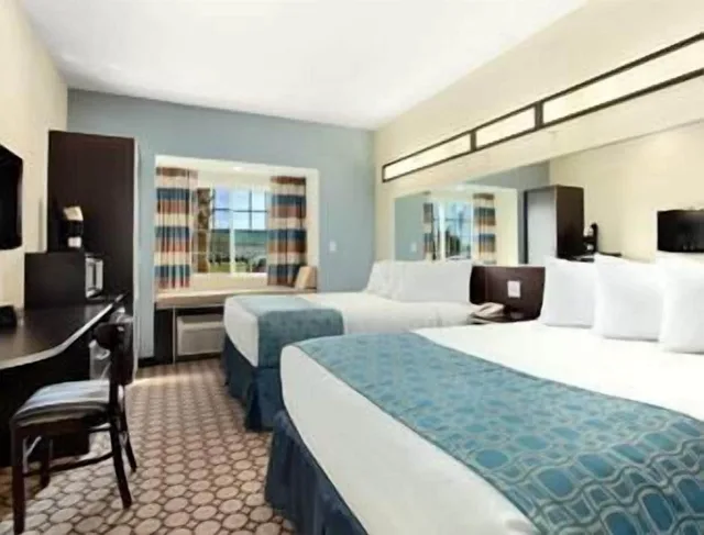 غرفة قياسية بسريرين كوين، Microtel Inn & Suites by Wyndham Spring Hill/Weeki Wachee 2/3