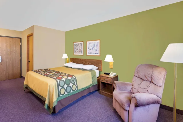 غرفة بسرير كينج، Super 8 by Wyndham Dyersville near Field of Dreams 4/4