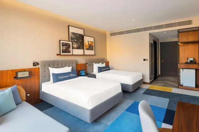 غرفة قياسية بسريرين منفصلين، The WB Abu Dhabi, Curio Collection by Hilton 2/7