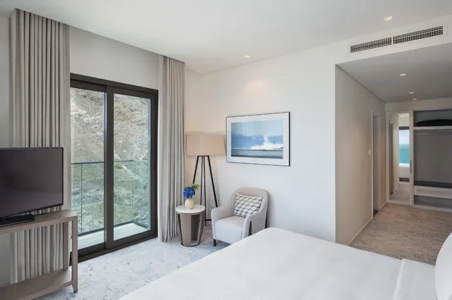 Suite, King Bed, Pool View, Address Beach Resort Fujairah 1/4