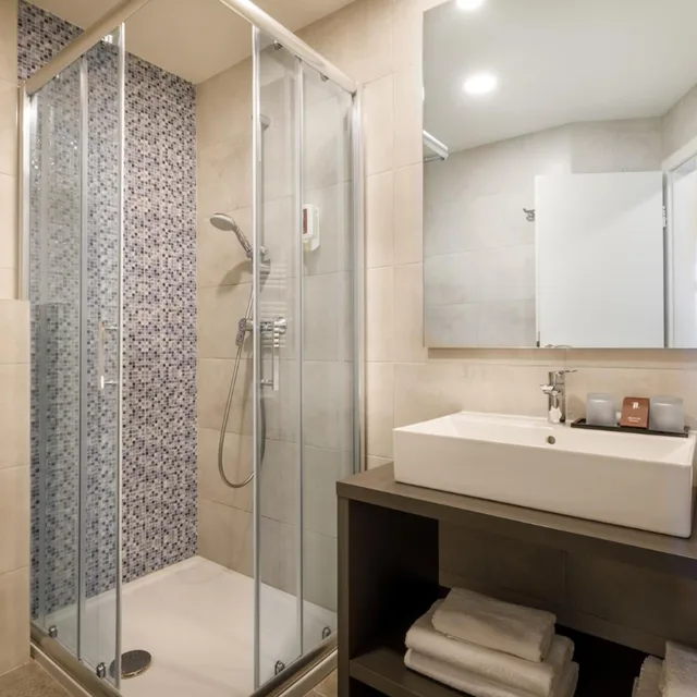 غرفة عائلية بإطلالة على البحر بشرفة، Remisens Hotel Albatros-All inclusive 4/6
