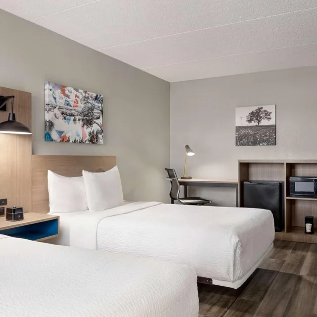 غرفة بسريرين مزدوجين بحوض استحمام لذوي الإعاقة، La Quinta Inn Temple 2/5