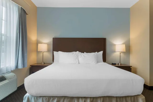 Suite, King Bed, Jetted Tub, Best Western Plus Liverpool Hotel & Conference Centre 2/3