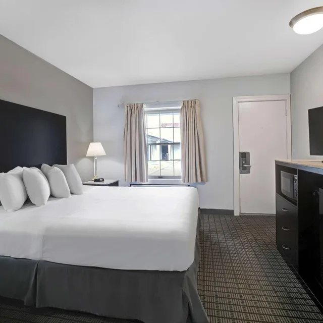 1 King Bed - Mobility Acc Tub Smk Micfridge، Motel6 Washington, PA 1/10