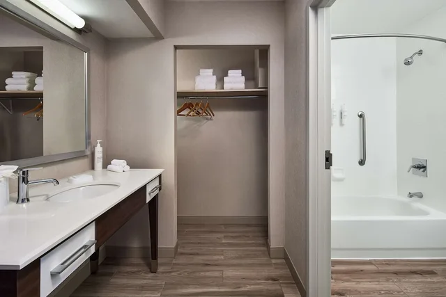 جناح بسرير كينج بمطبخ صغير، Hampton Inn Boston Logan Airport 4/4