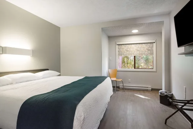 غرفة قياسية بسرير كينج بمطبخ صغير، Motel6 Saanichton, BC - Victoria Airport 10/10