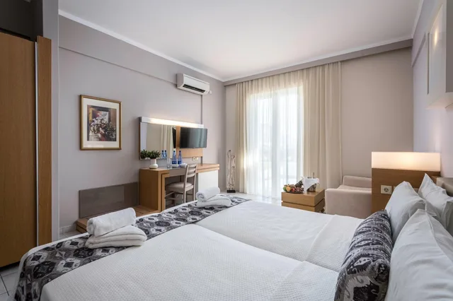 Room, Double or Twin Bed, Pool Access، Sovereign Beach Hotel 1/1