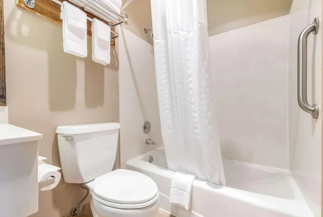 Efficiency, Suite, Sofa، Quality Inn & Suites Bainbridge Island 2/2