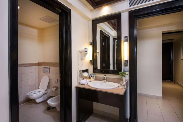 غرفة عائلية بسرير كينج وسريرين منفصلين بغرفتي نوم، Reef Oasis Blue Bay Resort and Spa 5/6