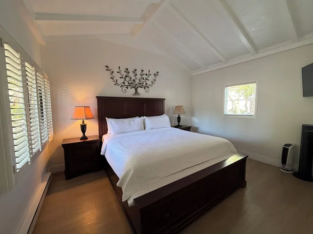 جناح بفراش فوتون وسرير كينج وسرير فردي، Carmel Resort Inn 2/10