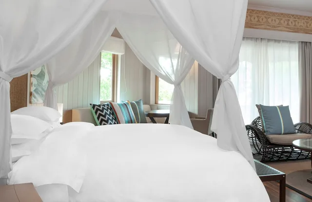 بنغل بسرير كينج بشرفة، Sheraton New Caledonia Deva Resort & Spa 1/2