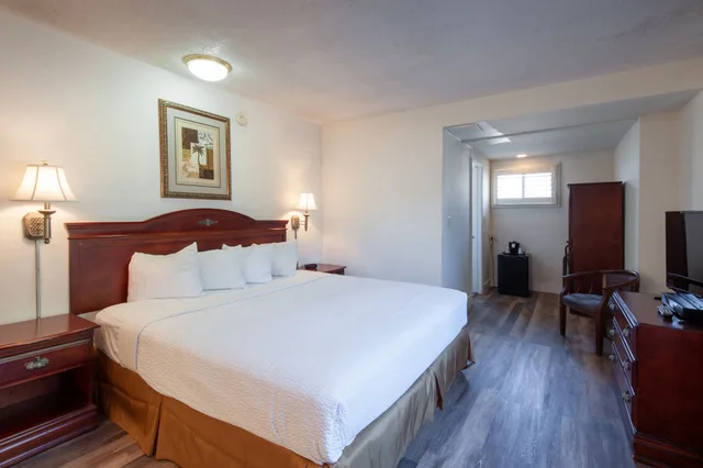 غرفة قياسية بسرير كينج، Studio City Court Yard Hotel 1/2