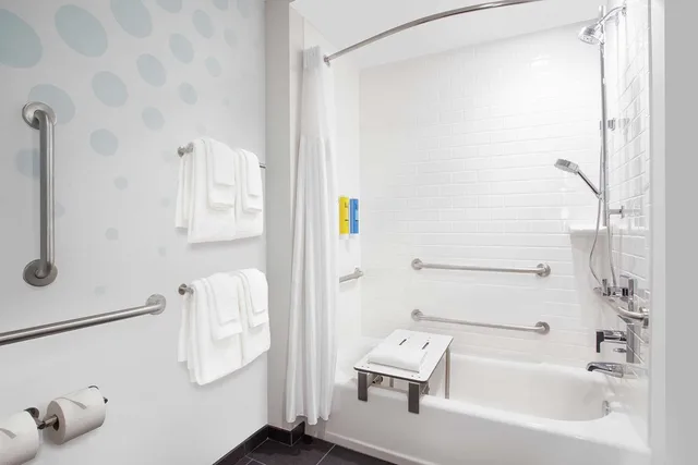 غرفة بسرير كينج بحوض استحمام لذوي الإعاقة، Tru By Hilton Audubon Valley Forge 5/6