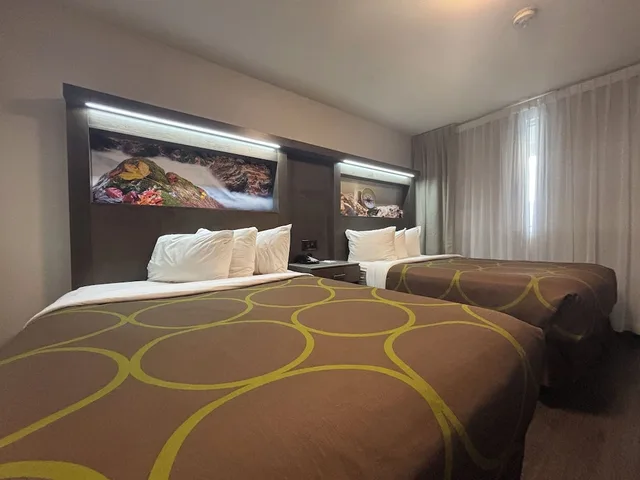 Efficiency, 2 Queen Beds, Kitchenette، Super 8 by Wyndham Macleod Trail Calgary 2/4