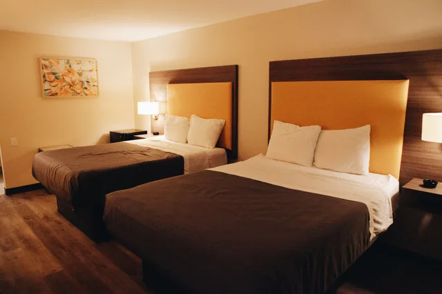 غرفة بريميوم بسريرين مزدوجين، All Seasons Inn & Suites 2/6