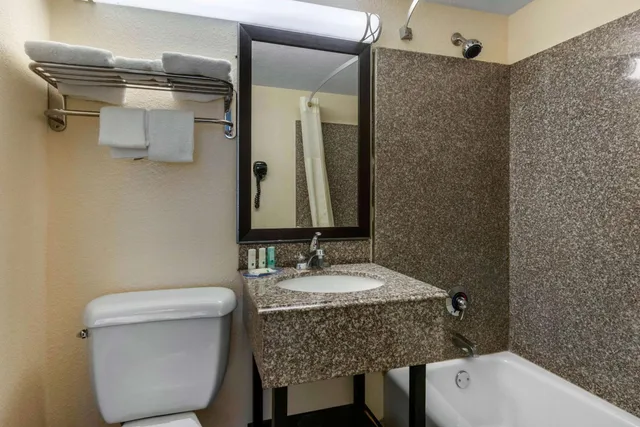 غرفة بسرير كينج وسريرين كوين بإطلالة على البحر، Quality Inn Daytona Beach Oceanfront 6/6