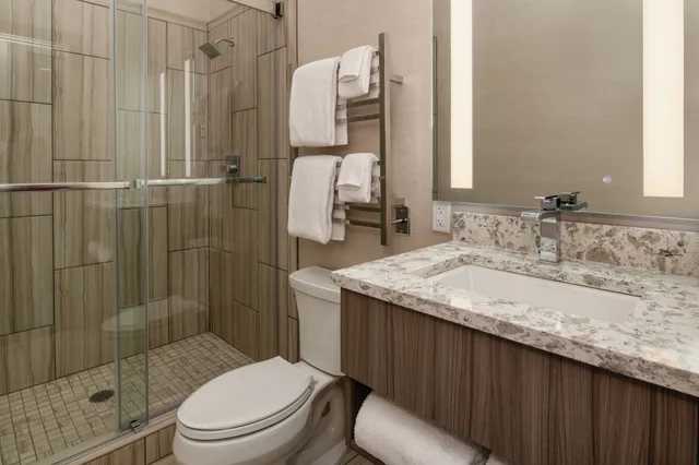 غرفة تنفيذية بسرير كينج بإطلالة على المدينة مع أريكة، Harlow Hotel 3/3