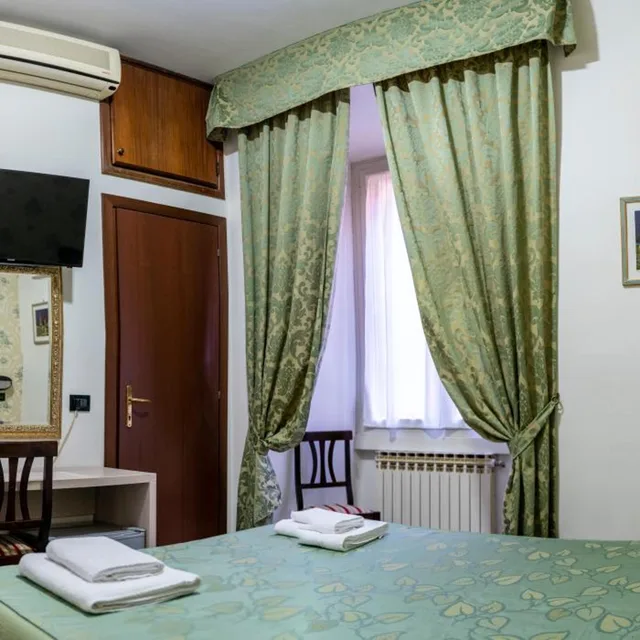 Room, Double or Twin Bed, Hotel Ferrarese Roma 3/10
