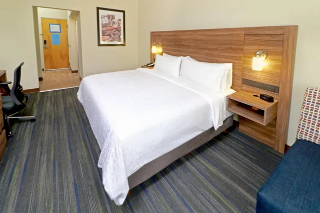 غرفة بسرير كينج في الطابق الأرضي، Holiday Inn Express Piedras Negras 1/10