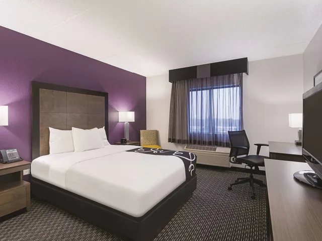 غرفة بسرير كوين لذوي الإعاقة، La Quinta Inn & Suites by Wyndham Baltimore BWI Airport 2/7