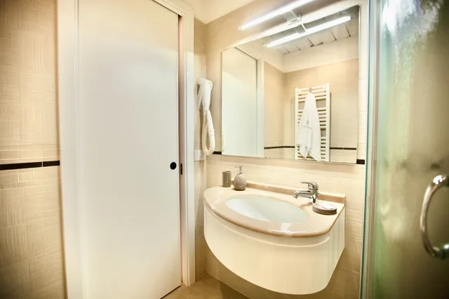 غرفة ديلوكس رباعية بشرفة بغرفة نوم واحدة، Hotel Maestri 8/10