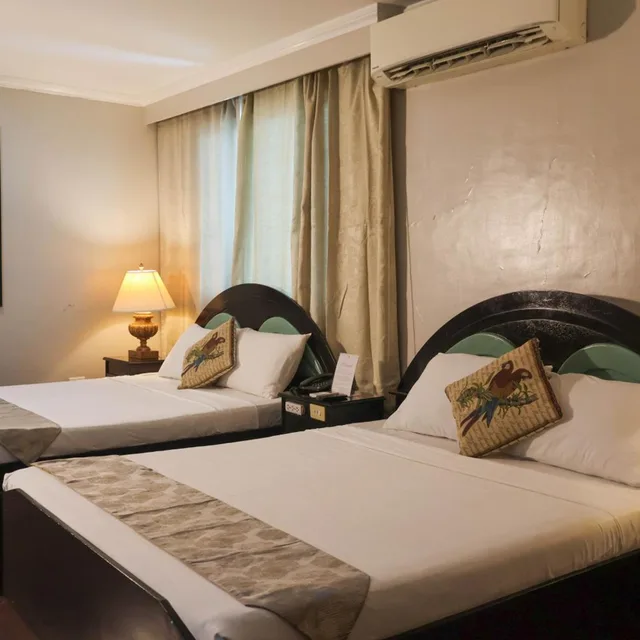 Suite, Holiday Plaza Hotel 4/10