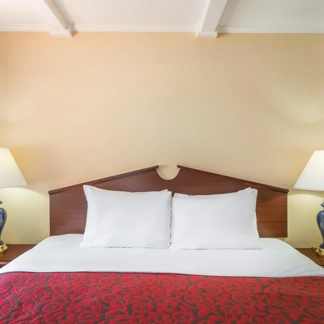 Standard, Queen Bed, The Inn at Plantation 1/1