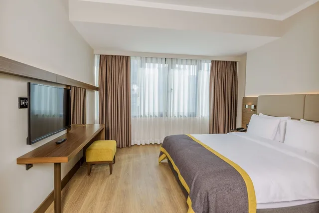 جناح بسرير كوين وسرير فردي مع أريكة، Nearport Hotel 1/3
