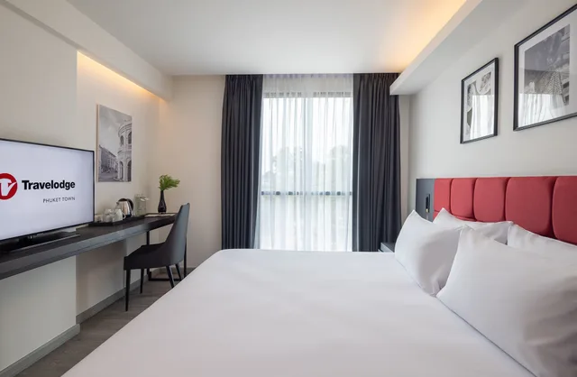 غرفة قياسية بسرير كينج بإطلالة على المسبح، Travelodge Phuket Town 1/7