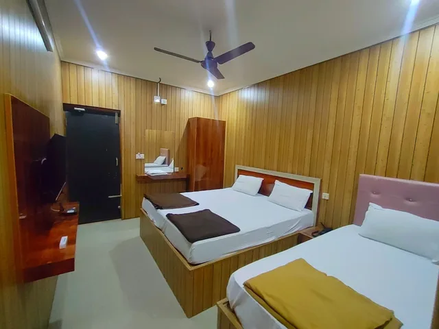 غرفة اقتصادية ثلاثية بسرير كينج وسرير فردي، Hotel Govind Heights 1/2