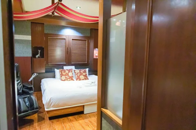 Oriental Calm, Queen Bed, Sauna, Hotel Rima chocolat 3/6