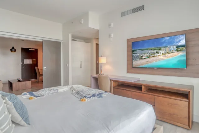 شقة ديلوكس بسرير كينج بإطلالة على البحر بغرفة نوم واحدة مع أريكة، CH Luxury Condos & Studios On The Beach 3/10