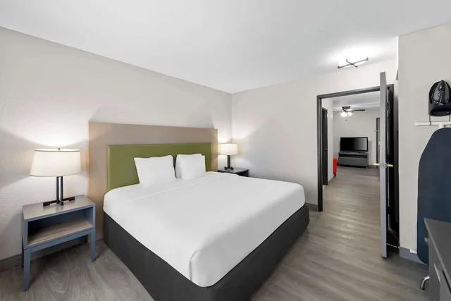 جناح بسرير كينج بغرفة نوم واحدة، Country Inn & Suites by Radisson, Topeka West, KS 6/9