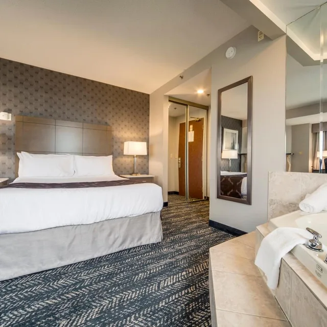 جناح بسرير كينج وسرير كوين بحوض جاكوزي، Monte Carlo Inn Brampton Suites 10/10