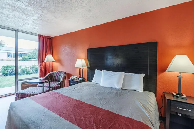 1 King Bed - Non-Smoking, Micfridge، Motel6 Dumfries, VA 3/8