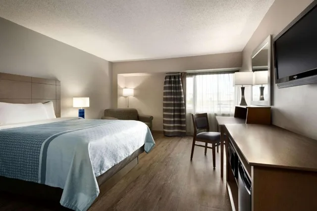 جناح تنفيذي بسرير كينج بغرفة نوم واحدة، Travelodge Hotel by Wyndham Saskatoon 2/2