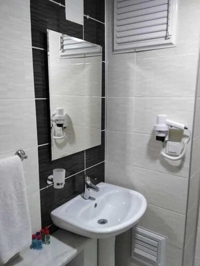 غرفة عائلية بسرير كوين وسريرين منفصلين بشرفة بغرفة نوم واحدة، Kadriye Sarp Otel 1/1
