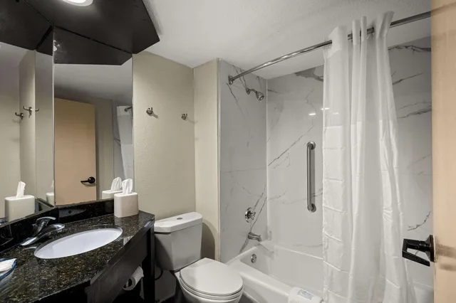 غرفة بسرير كينج للمدخنين، Quality Inn and Suites North Little Rock 4/4