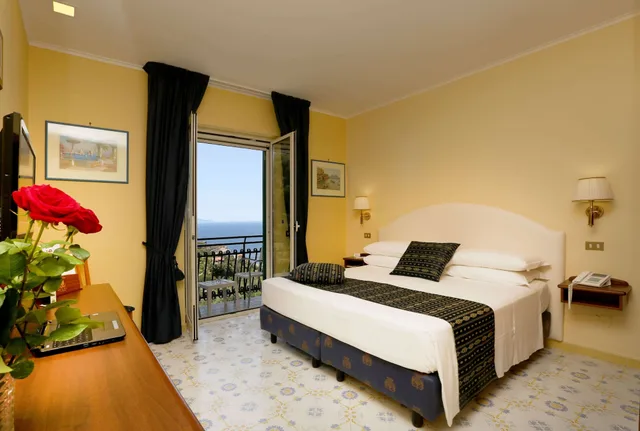 غرفة كلاسيكية بسرير كوين وسرير فردي بإطلالة على البحر بشرفة، Best Western Hotel La Solara 2/9