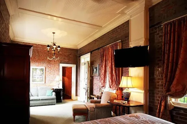 Loft, Petite, 2 Queen Beds، The Olivier House Hotel 1/4