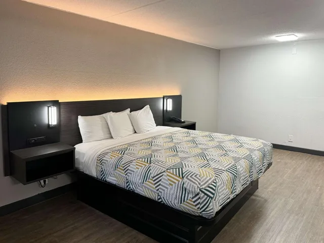 غرفة بسرير كينج للمدخنين، Motel6 Huntsville, AL - University Dr 4/9