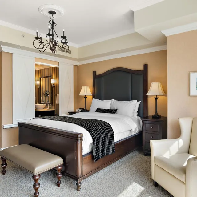 Guest Room, King Bed, Ocean View, Pool Access، Oak Bay Beach Hotel 3/6