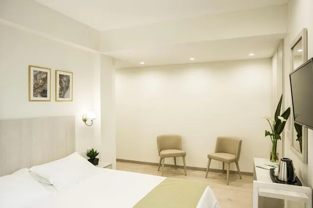 غرفة ديلوكس بسرير كوين بشرفة، Roseum Boutique Hotel 1/4