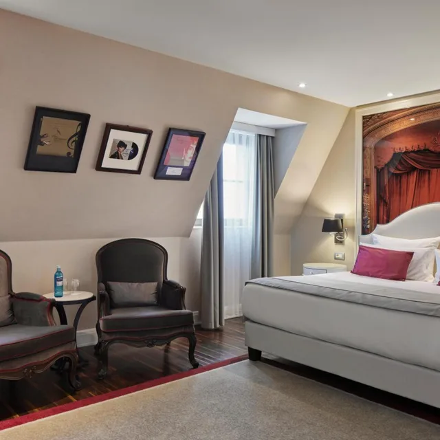 Sezen Aksu, Suite, King Bed، TITANIC Gendarmenmarkt Berlin 1/6