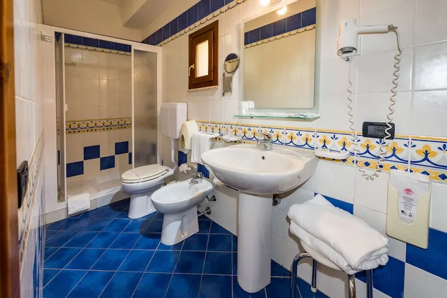 غرفة بسرير كوين بإطلالة على البحر بشرفة، HOTEL CALA MARINA 5/10