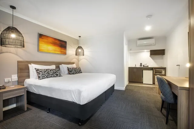 غرفة تنفيذية بسريرين منفصلين وسرير كوين بغرفتي نوم مع أريكة، Doncaster Apartments by Nightcap Plus 9/10