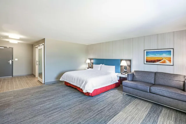 غرفة، Hampton Inn Gardner Conference Center 2/3
