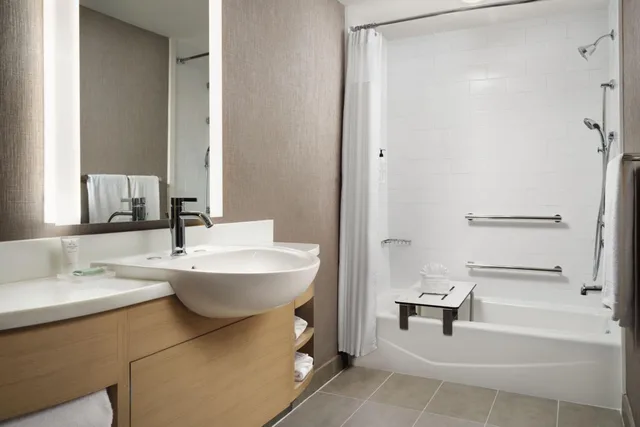 جناح بسرير كينج مع سرير سحّاب إضافي بحوض استحمام لذوي الإعاقة، SpringHill Suites Milpitas Silicon Valley 3/5
