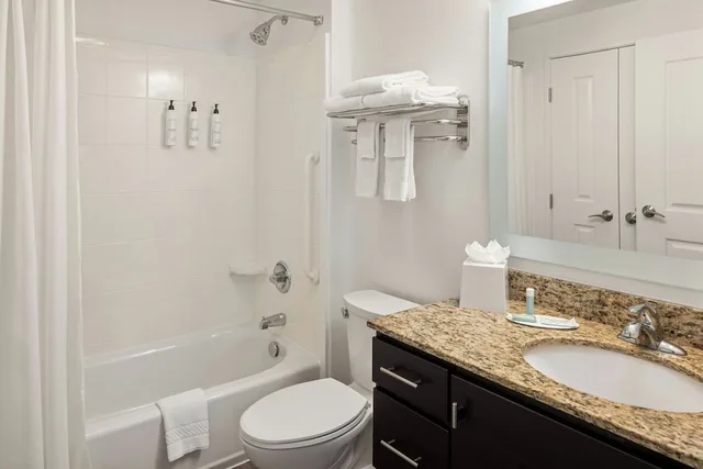جناح بسرير كينج بغرفة نوم واحدة مع أريكة لذوي الإعاقة، Towneplace Suites Minneapolis Mall of America 3/4